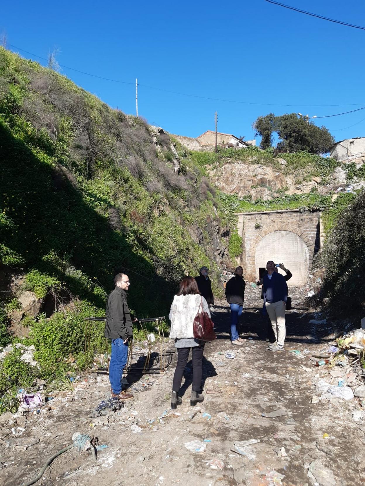 Sergio López y Belinda Martín, en la visita realizada al túnel de San Lázaro. hoy