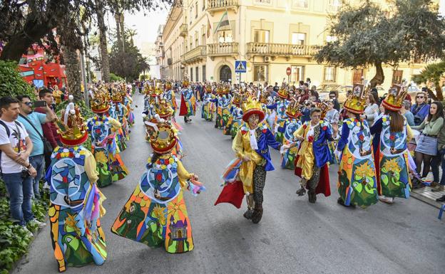 Balumba desfilando ayer por la avenida de Huelva.