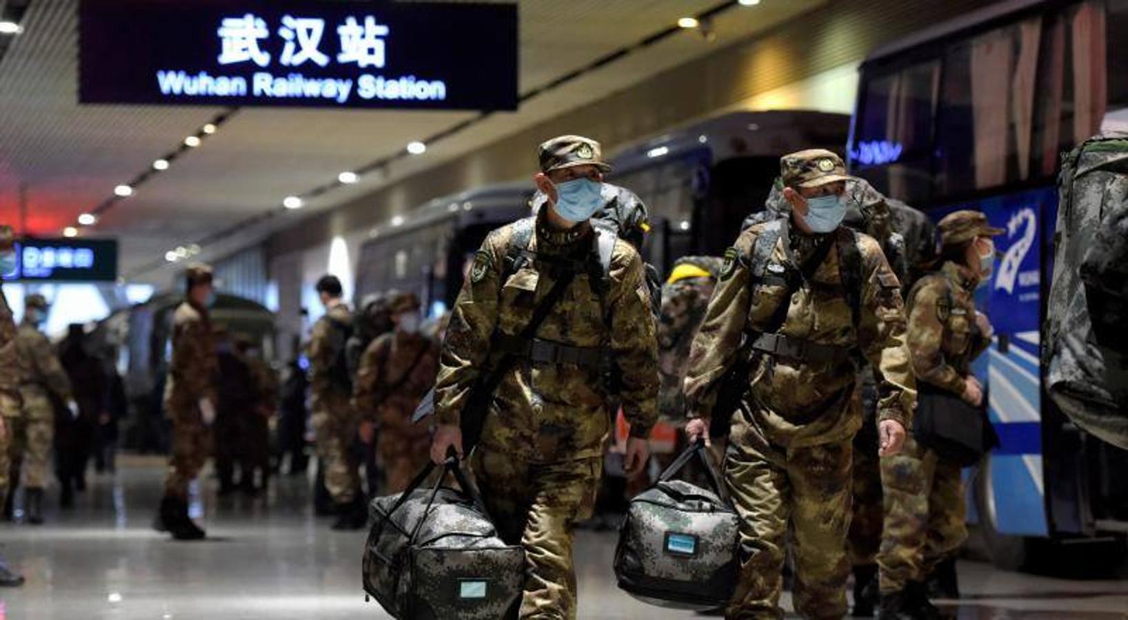 Un equipo de médicos militares a su llegada a la estación de tren de a Wuhan (China) para apoyar en la lucha contra el coronavirus