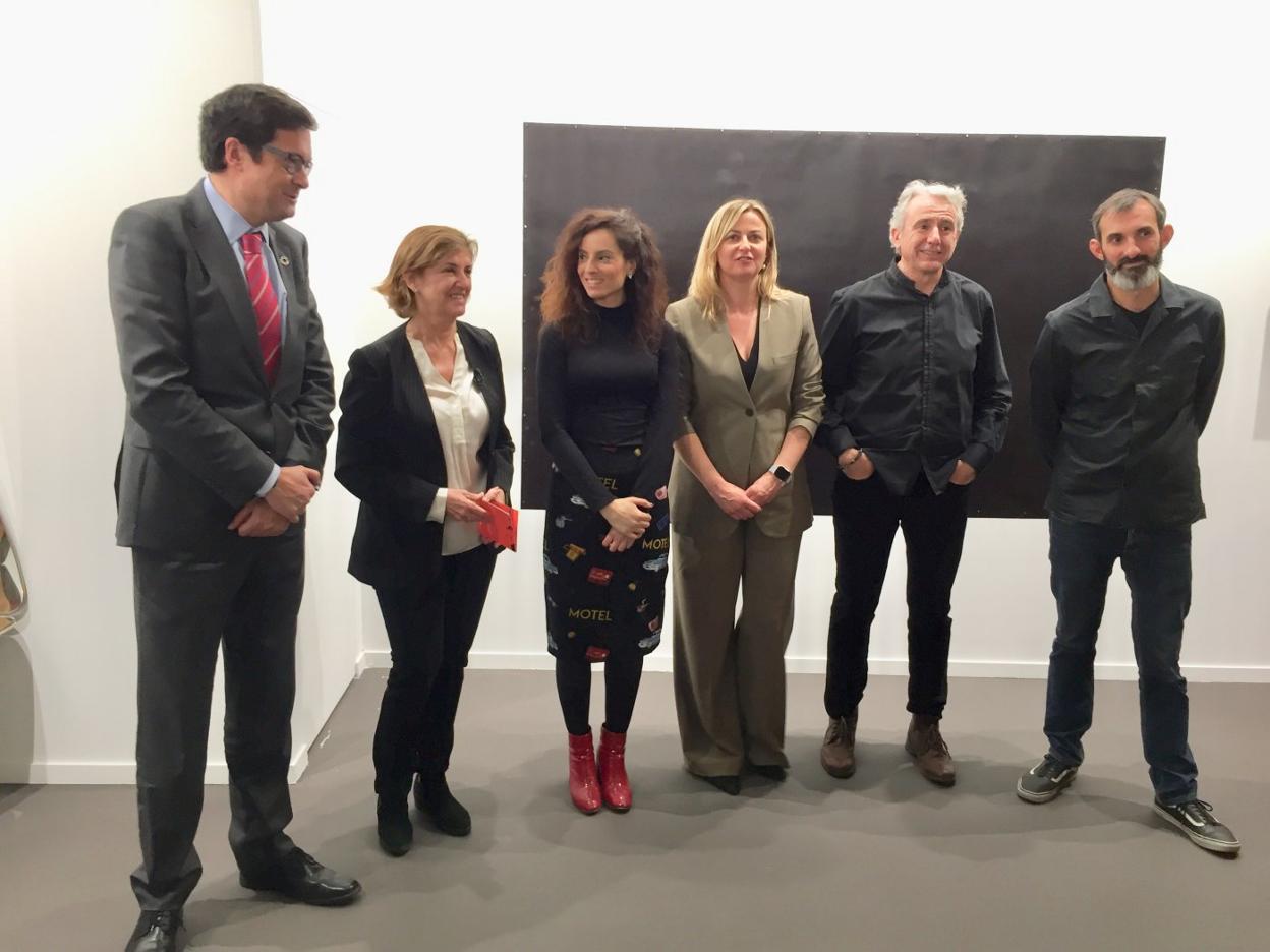 Premiados (primero y segundo por la derecha) y autoridades ayer en ARCO. hoy