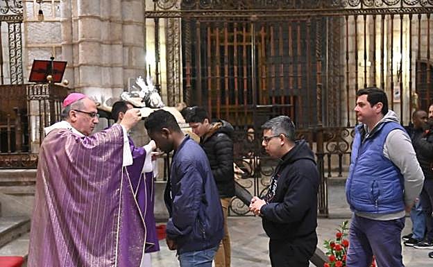 Imposición de ceniza en la catedral. 