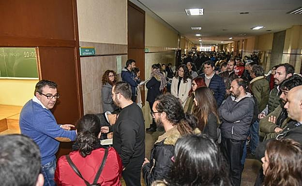 Aspirantes de las oposiciones de Correos a punto de empezar su examen en Badajoz el pasado mes de enero.