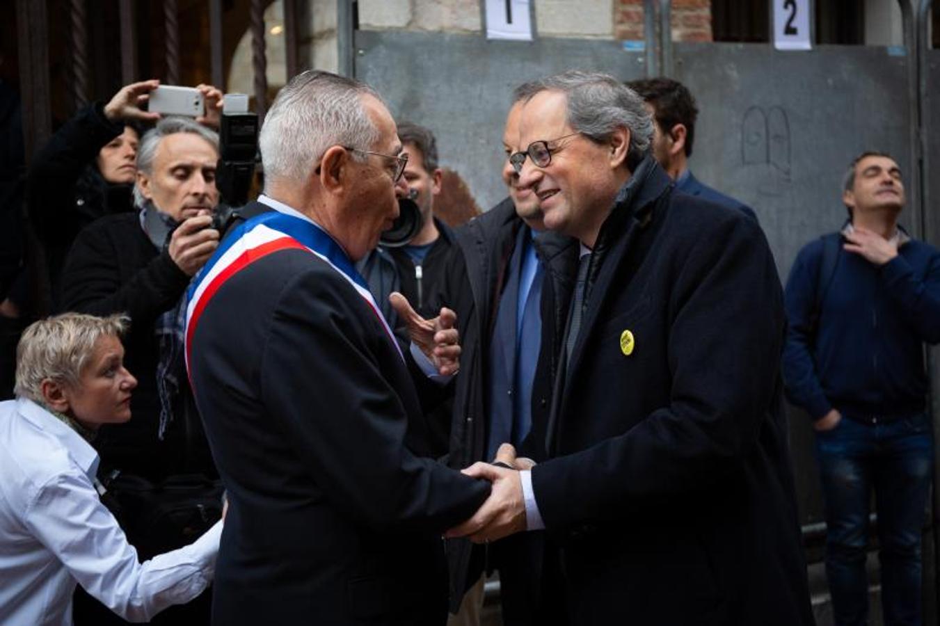 Quim Torra es recibido por el alcalde de Perpiñán, Jean-Marc Pujol.