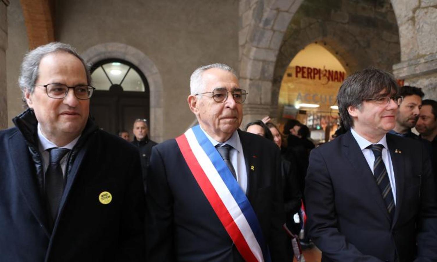 El presidente de de la Generalitat Cataluña, Quim Torra, el alcalde de Perpiñán, Jean-Marc Pujol, y el miembro del Parlamento Europeo y el expresidente catalán, Carles Puigdemont.