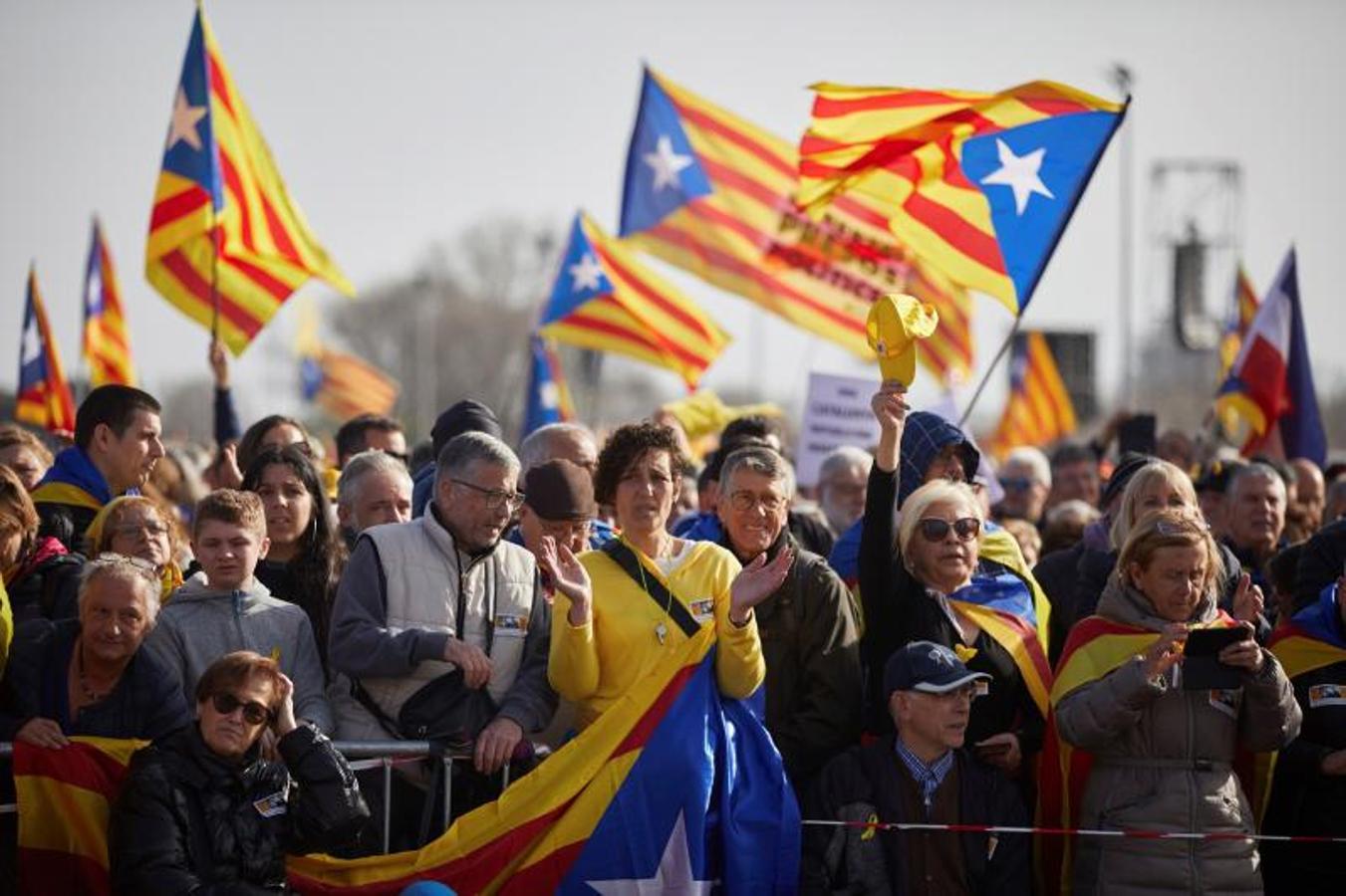 Miles de personas esperan el comienzo del acto protagonizado por el expresidente de la Generalitat Carles Puigdemont, junto a los también eurodiputados de JxCat, Antoni Comín y Clara Ponsatí, en un parque de la localidad francesa de Perpiñán.