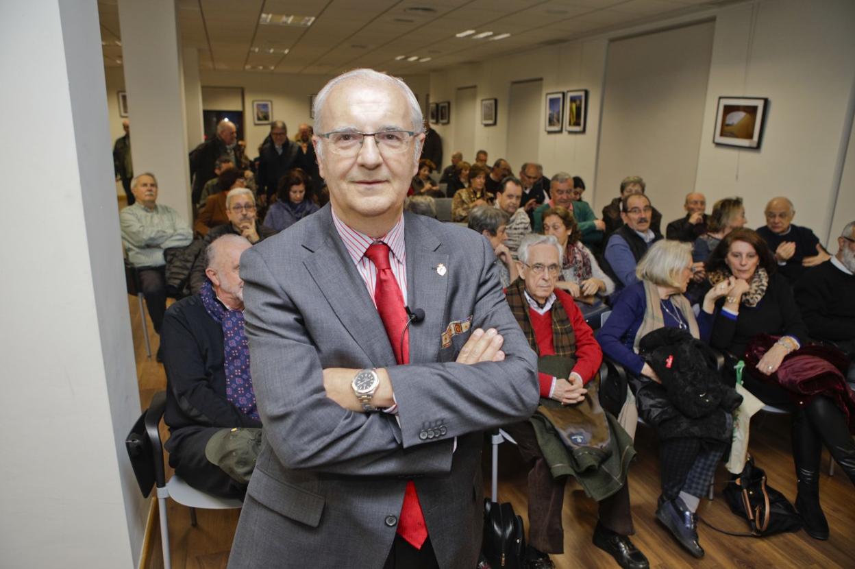 Santos Benítez antes de impartir la conferencia. armando méndez