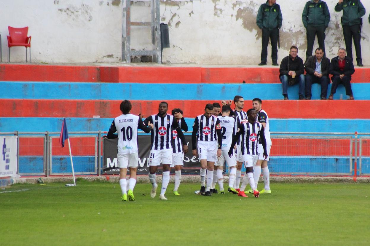 Los jugadores del Badajoz celebran uno de los goles en Villarrobledo. 