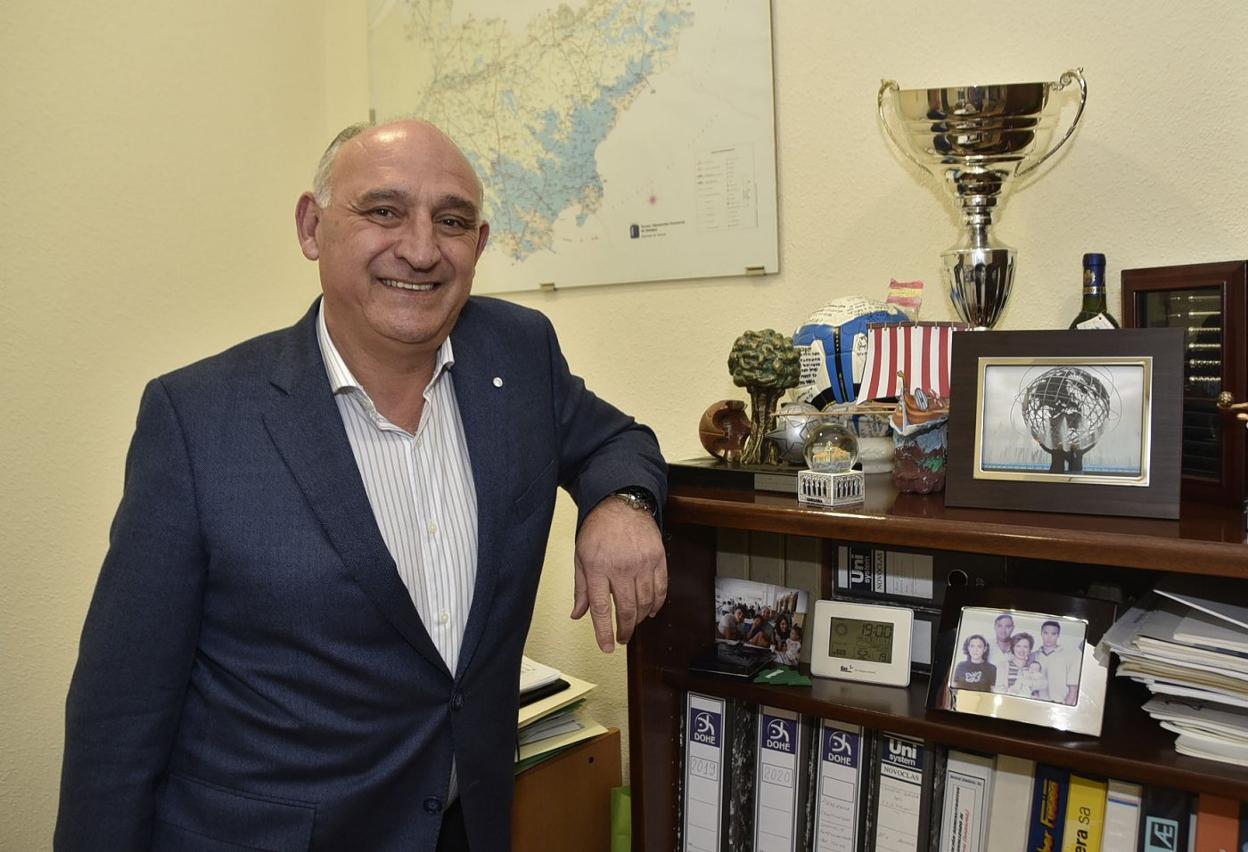 Sancho Bejarano, vicepresidente de la FExF y candidato a la presidencia, en su despacho de Proclima. c. moreno