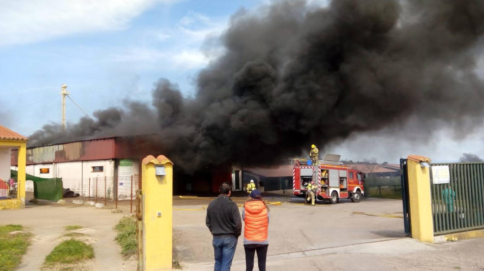 Fotos: Incendio en una nave agrícola en Trujillo