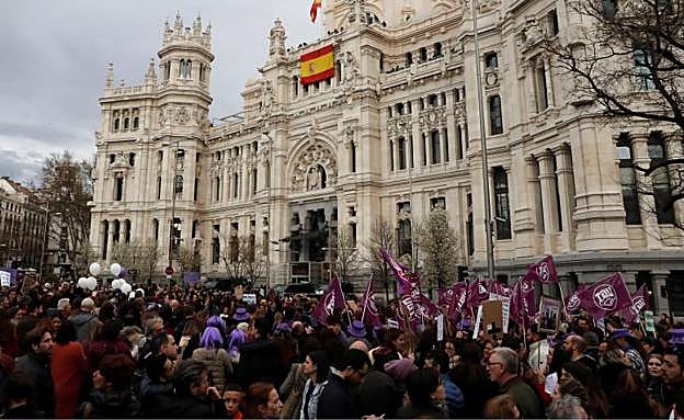 Galería. Participantes a su paso por el Ayuntamiento en la manifestación del 8-M de Madrid.