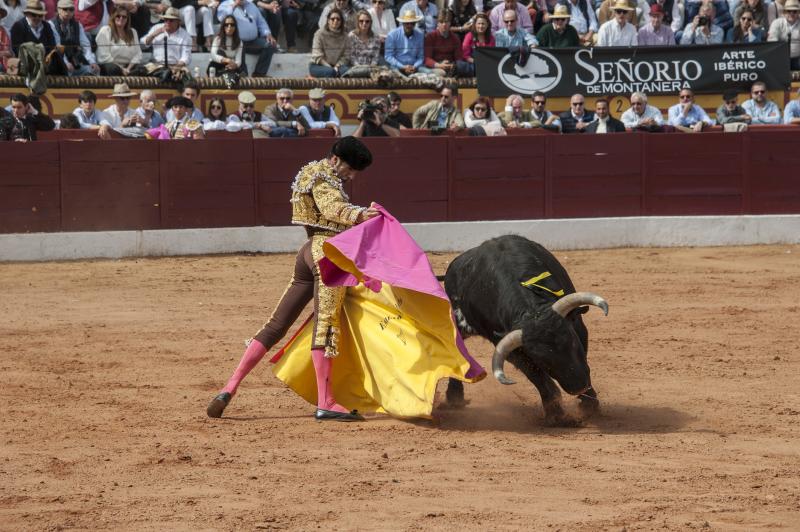 Alarde de torería y valor de Emilio de Justo y Ginés Marín para abrir la puerta grande. 