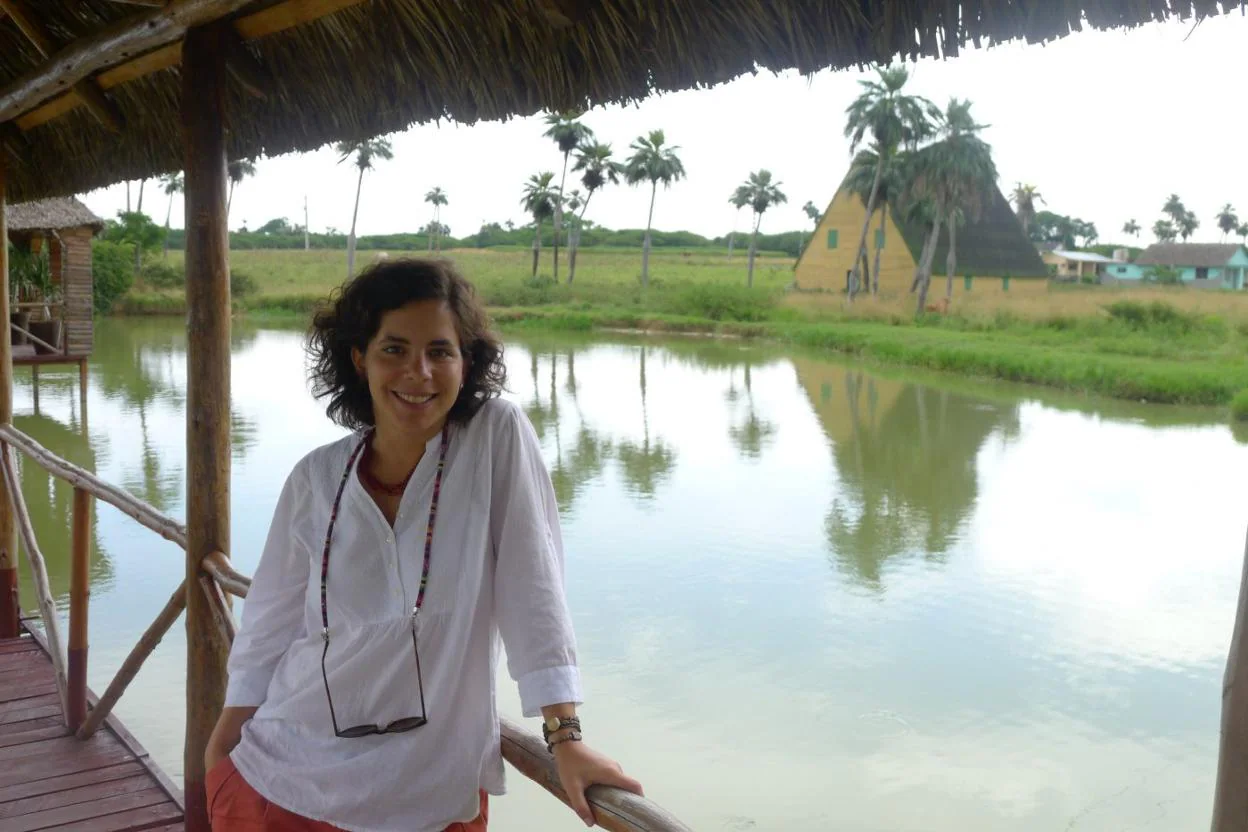 Esther Rodríguez durante una estancia en Cuba. 