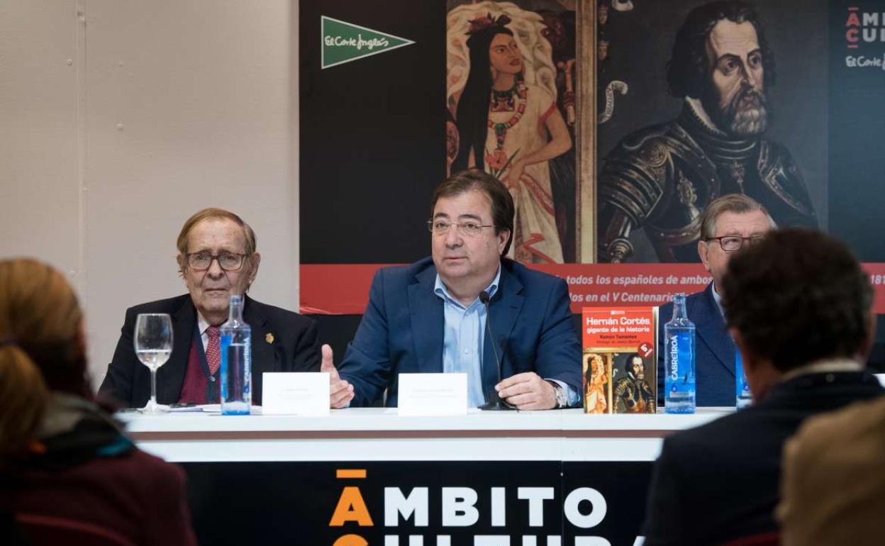 Ramón Tamames ha estado acompañado en la presentación de su libro por el presidente de la Junta, Guillermo Fernández Vara.