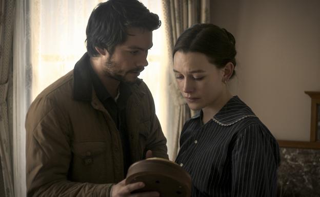 Dylan O'Brien y Victoria Pedretti, en un fotograma de 'El sótano'.