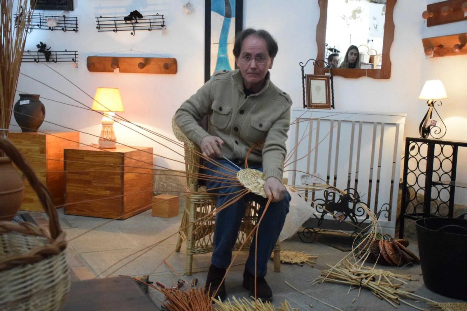t Eduardo Pablos, con el mimbre, en una demostración en la sala de artesanía.