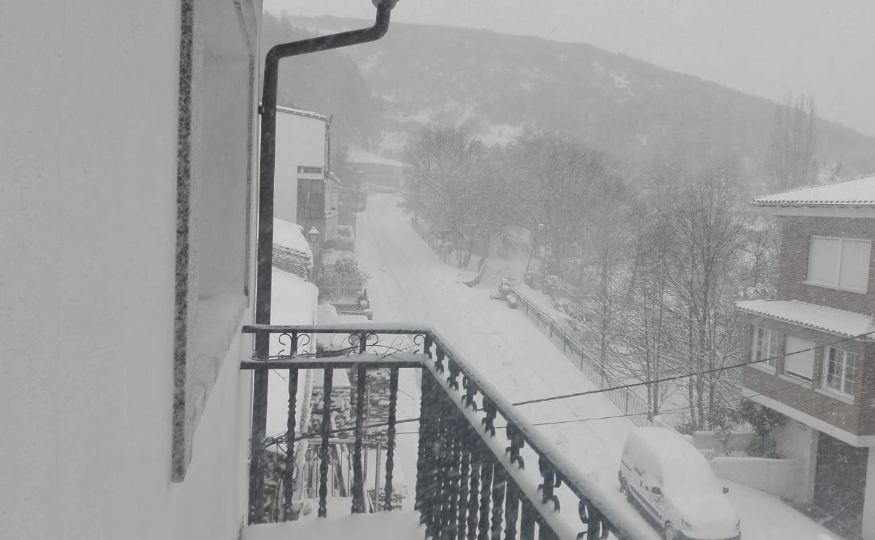 Imagen de la nevada, ayer en el norte de Cáceres. HOY