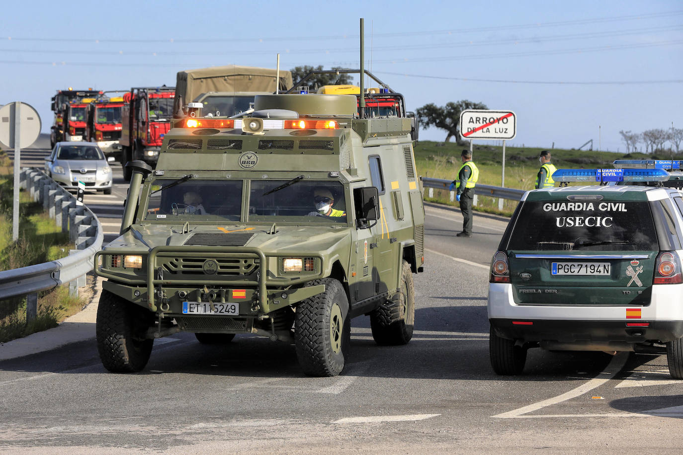 Fotos: LA UME se despliega por Arroyo de la Luz para desinfectar calles y mobiliario