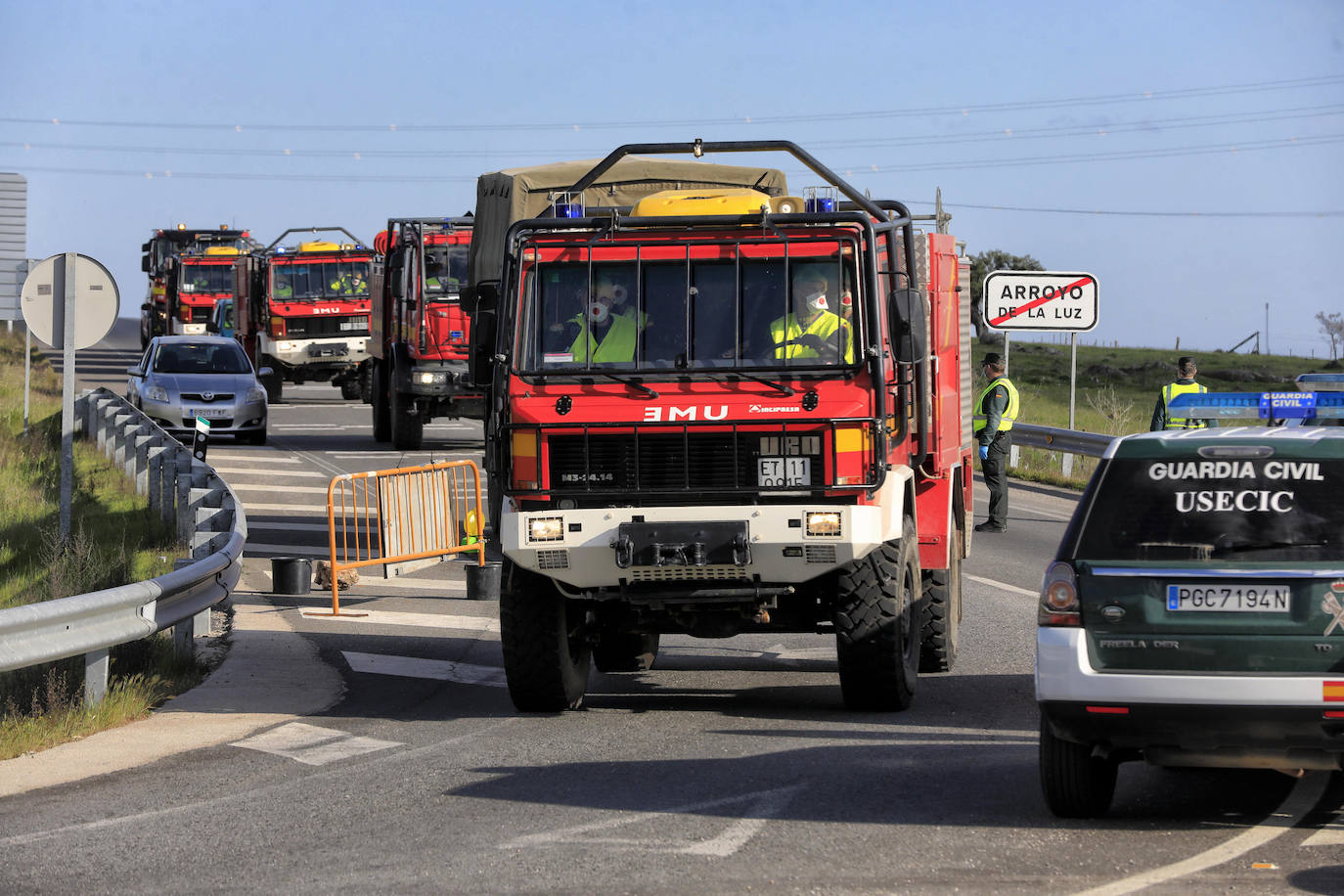 Fotos: LA UME se despliega por Arroyo de la Luz para desinfectar calles y mobiliario