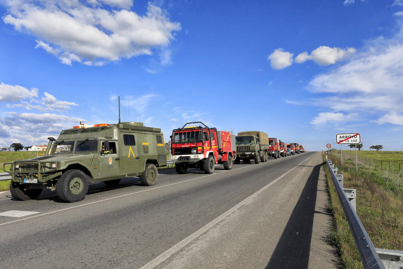 Fotos: LA UME se despliega por Arroyo de la Luz para desinfectar calles y mobiliario