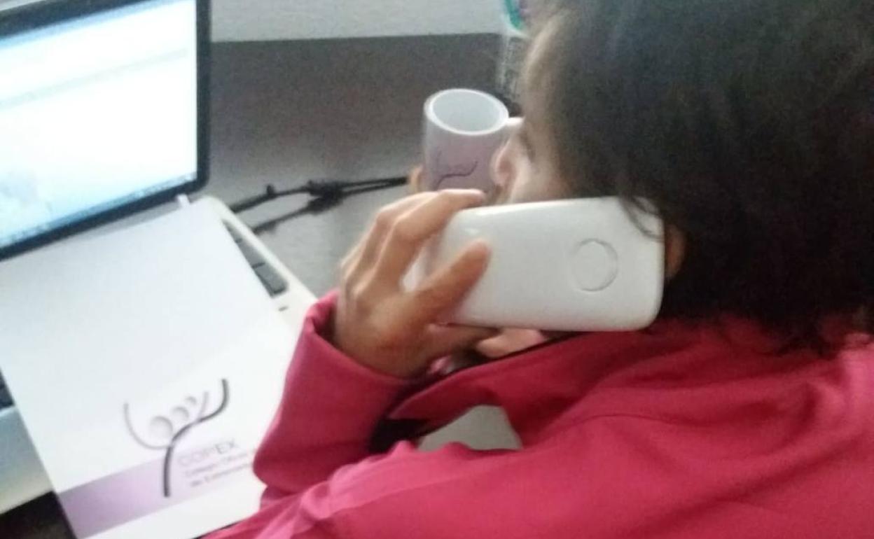 Una de las psicólogas atendiendo a un paciente desde su casa.