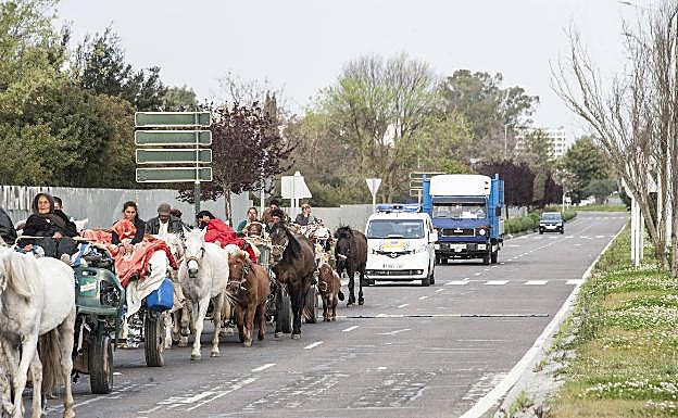 La Policía Local siguiendo la caravana por la avenida de Elvas. 