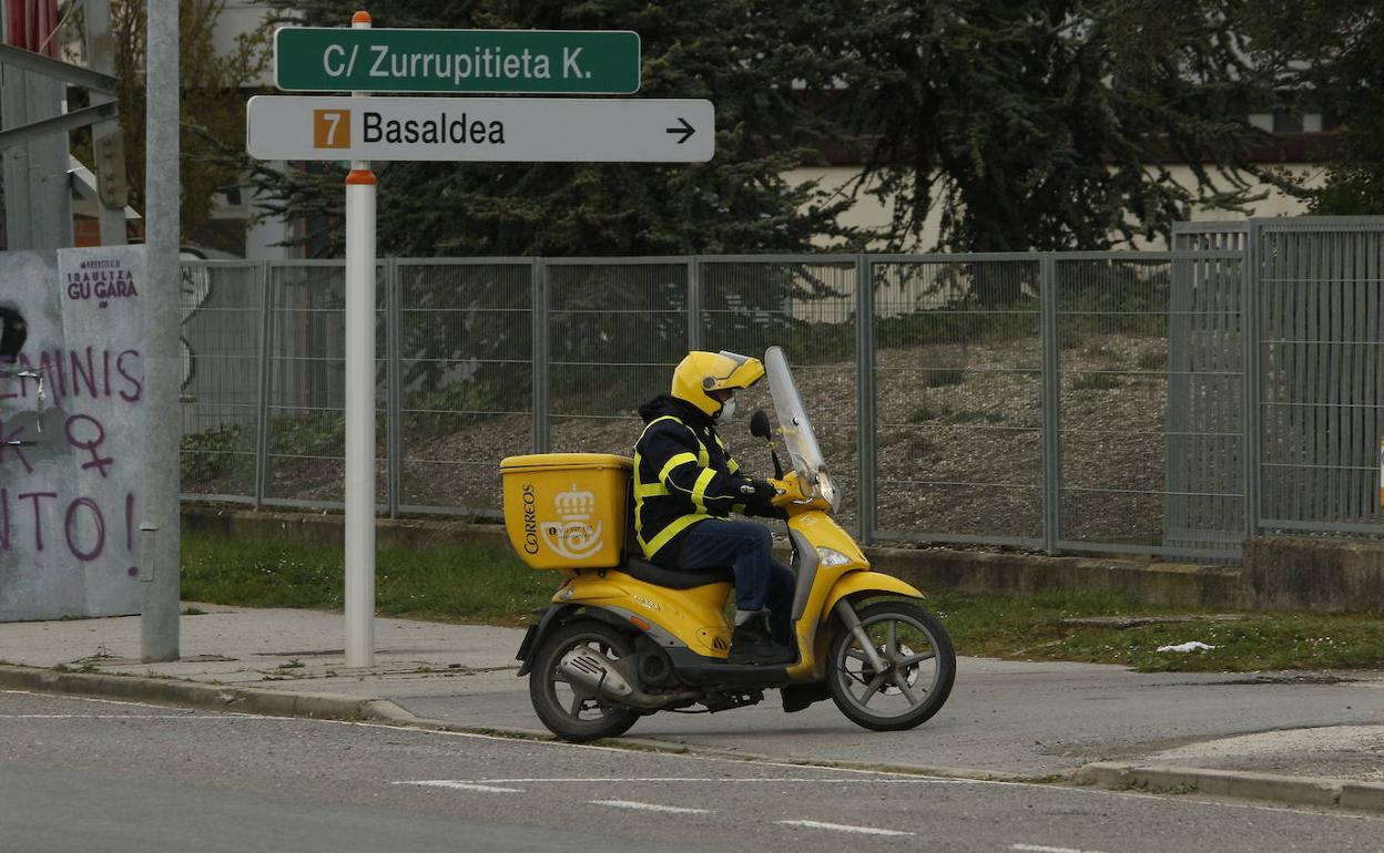 Un cartero, de reparto, por las calles de Vitoria.