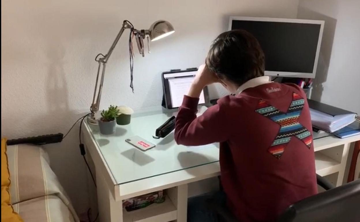 Un alumno extremeño estudiando en su habitación durante la cuarentena. HOY