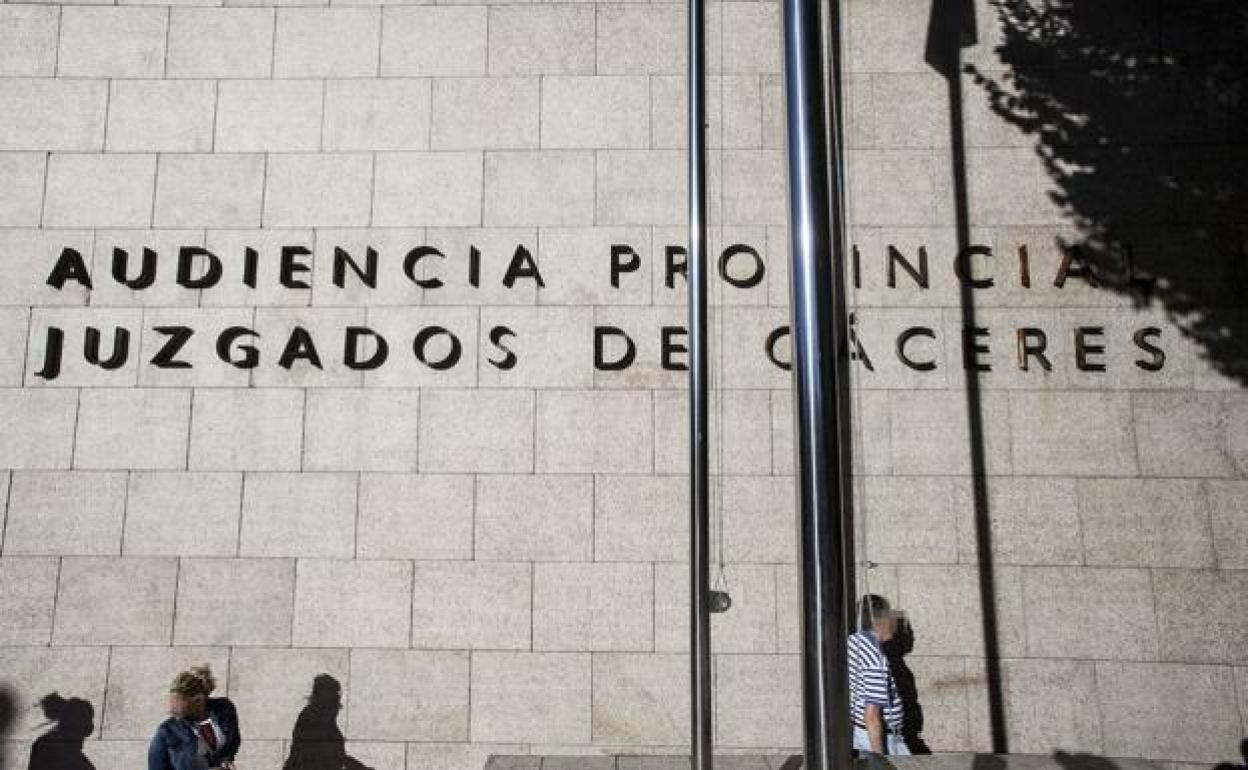 Condenados un padre y un hijo a un año y tres meses de prisión por vender hachís en Cáceres