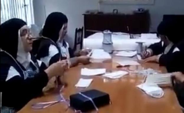 Las Carmelitas Descalzas de Fuente de Cantos abandonan sus tareas para fabricar mascarillas