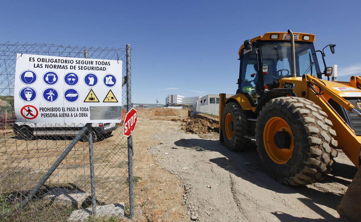 Las tres patronales extremeñas creen que con las medidas de cuarentena será difícil acabar las obras. 