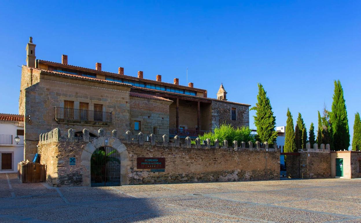 Fachada principal de la hospedería Puente de Alconétar, en Garrovillas de Alconétar. 