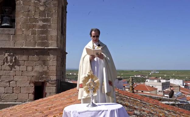 El párroco de Arroyo de la Luz, sobre el tejado de la iglesia. HOY