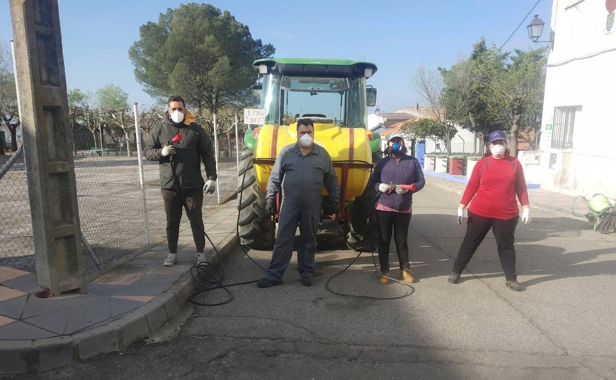 El alcalde de Huelaga con tres trabajadores del Consistorio.