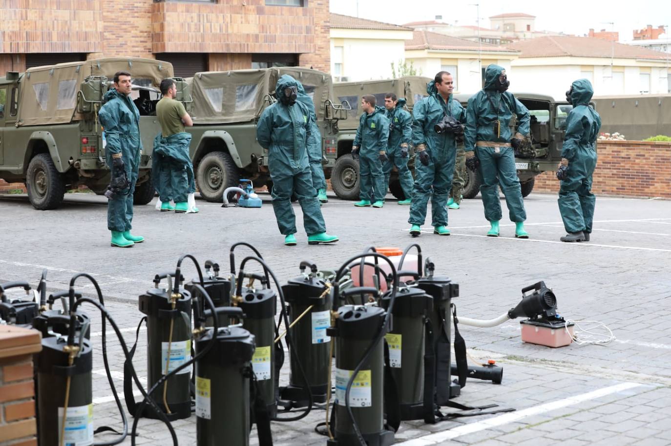 Fotos: La Brigada Extremadura XI desinfecta la residencia de mayores Rosalba de Mérida