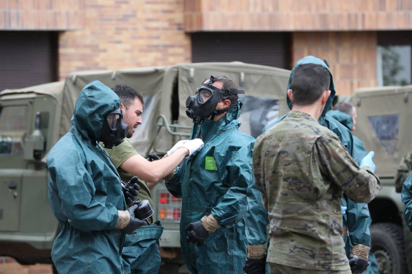 Fotos: La Brigada Extremadura XI desinfecta la residencia de mayores Rosalba de Mérida