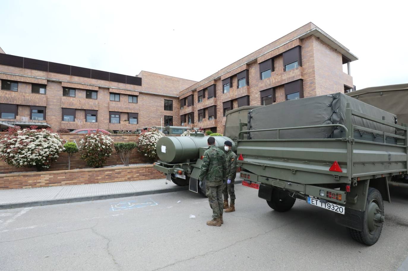 Fotos: La Brigada Extremadura XI desinfecta la residencia de mayores Rosalba de Mérida
