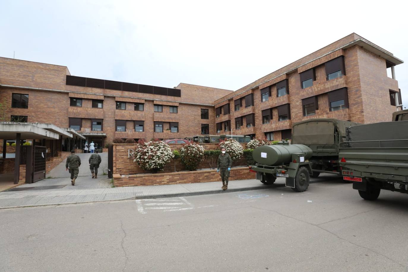 Fotos: La Brigada Extremadura XI desinfecta la residencia de mayores Rosalba de Mérida