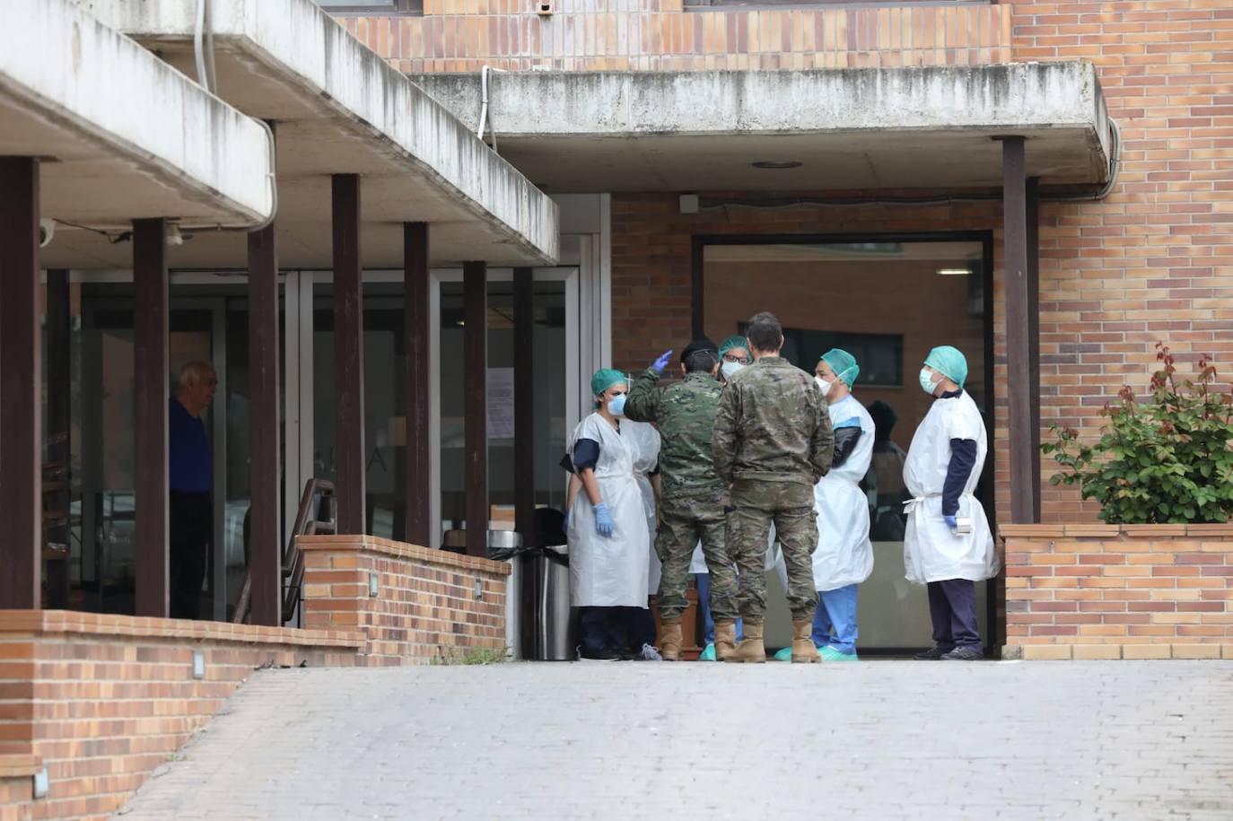 Fotos: La Brigada Extremadura XI desinfecta la residencia de mayores Rosalba de Mérida