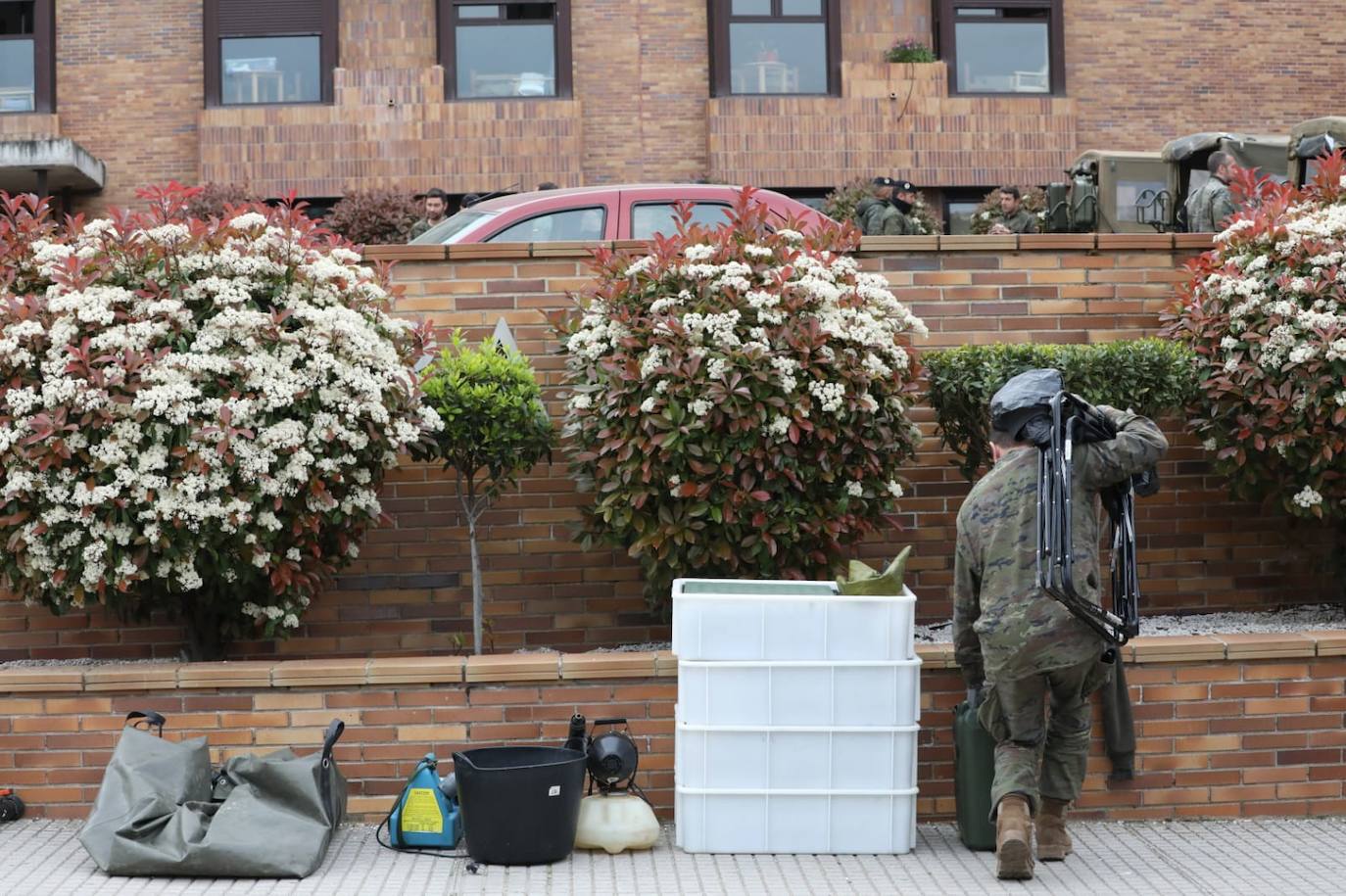 Fotos: La Brigada Extremadura XI desinfecta la residencia de mayores Rosalba de Mérida