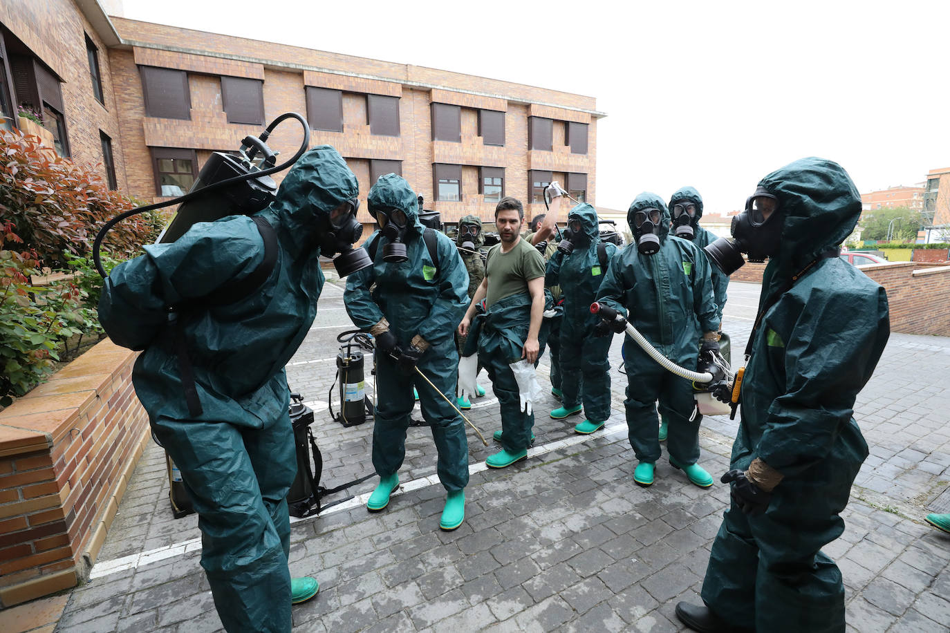 Fotos: La Brigada Extremadura XI desinfecta la residencia de mayores Rosalba de Mérida