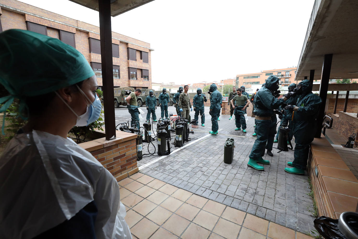 Fotos: La Brigada Extremadura XI desinfecta la residencia de mayores Rosalba de Mérida