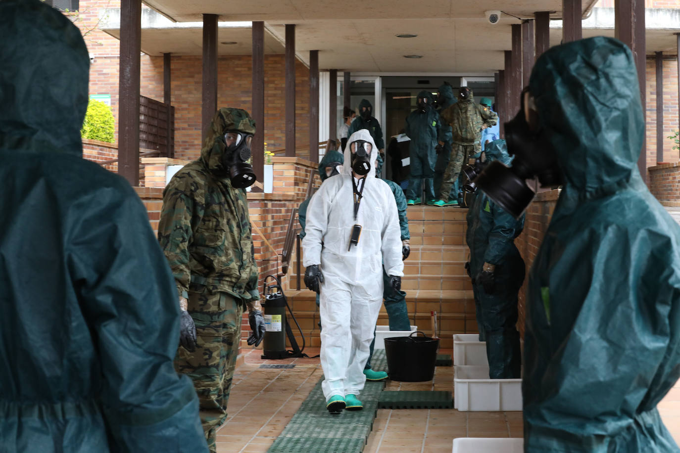 Fotos: La Brigada Extremadura XI desinfecta la residencia de mayores Rosalba de Mérida