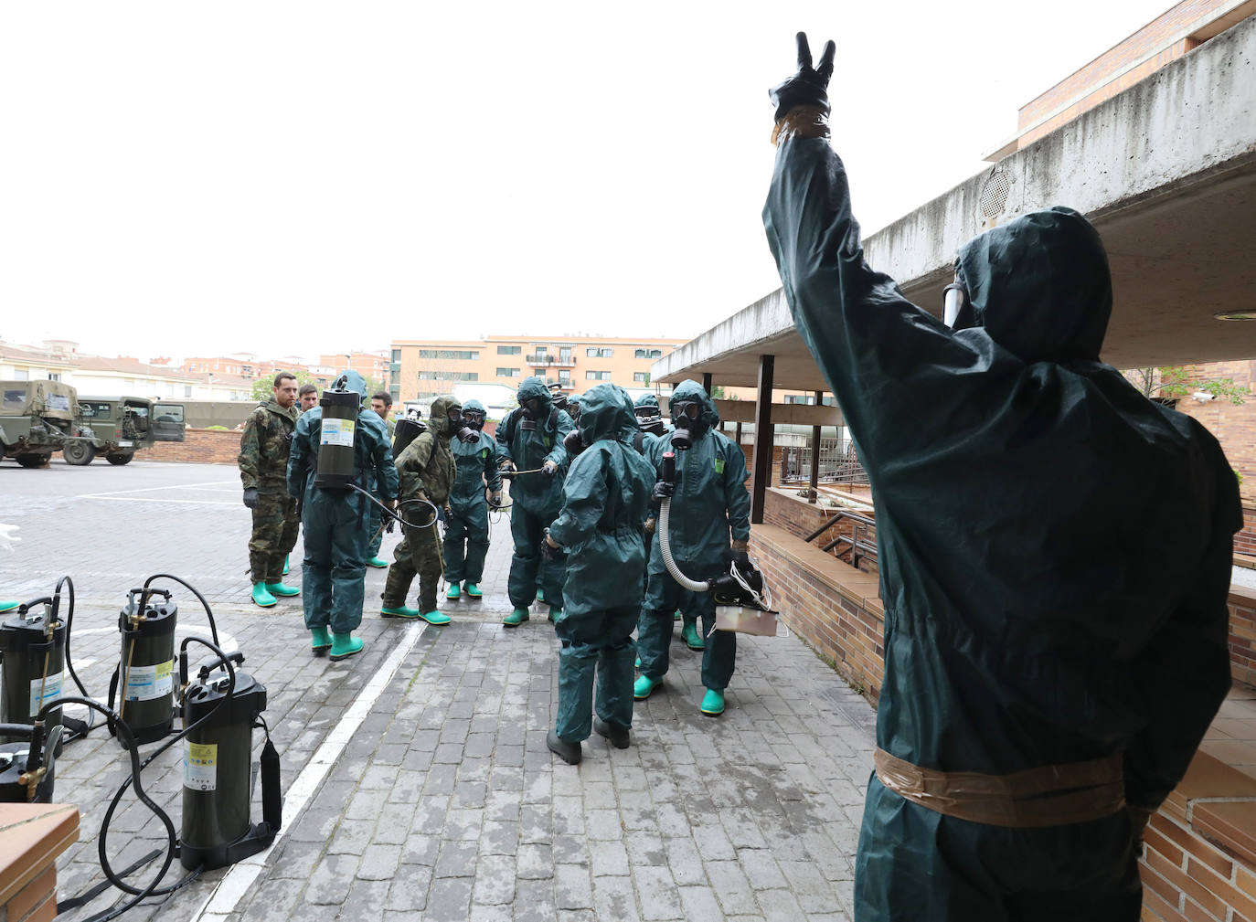 Fotos: La Brigada Extremadura XI desinfecta la residencia de mayores Rosalba de Mérida