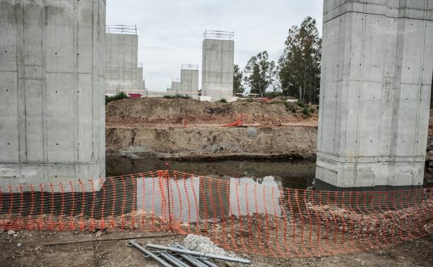 Obra de construcción parada de los pilares del nuevo puente sobre el río Guadiana en Badajoz. 