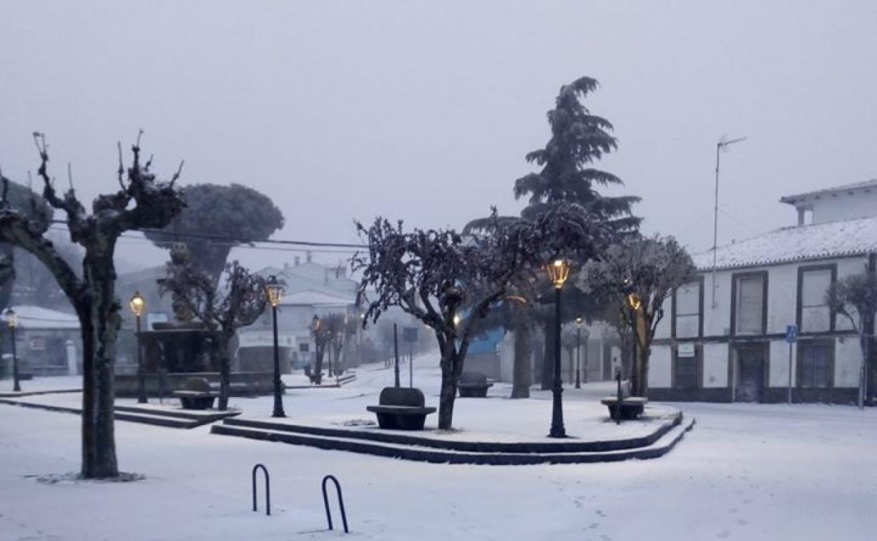 La nieve ha llegado en plena estación primaveral a Piornal. 