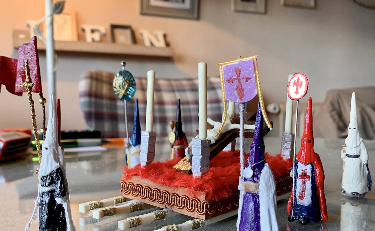 Un cacereño hace pasos de Semana Santa en miniatura durante el confinamiento