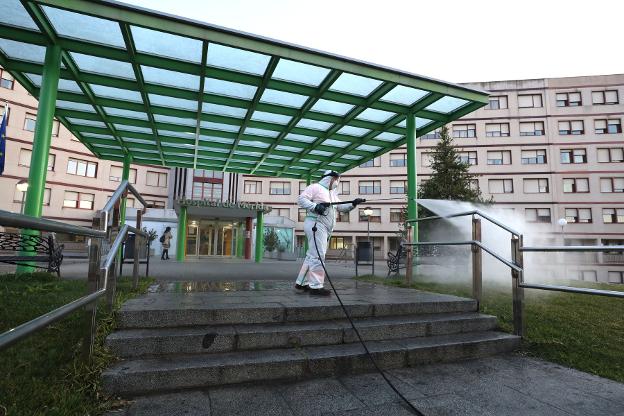 Un operario de FCC limpia las barandillas del Hospital de Mérida. 