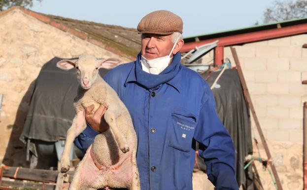 Bonilla se pone mascarilla contra el contagio del COVID-19. 