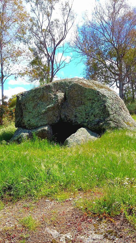 La Cueva de la Soledad y sus tres peñas vigilantes