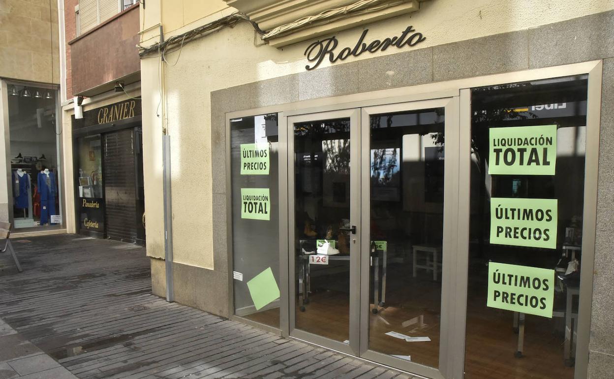 Locales cerrados en la calle Menacho de Badajoz por el estado de alarma. 